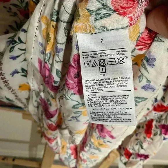 Old navy Floral Blouse v-neck Women’s Size Large - Picture 4 of 6